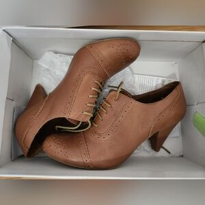Steve Madden Oxford Heels Size 8